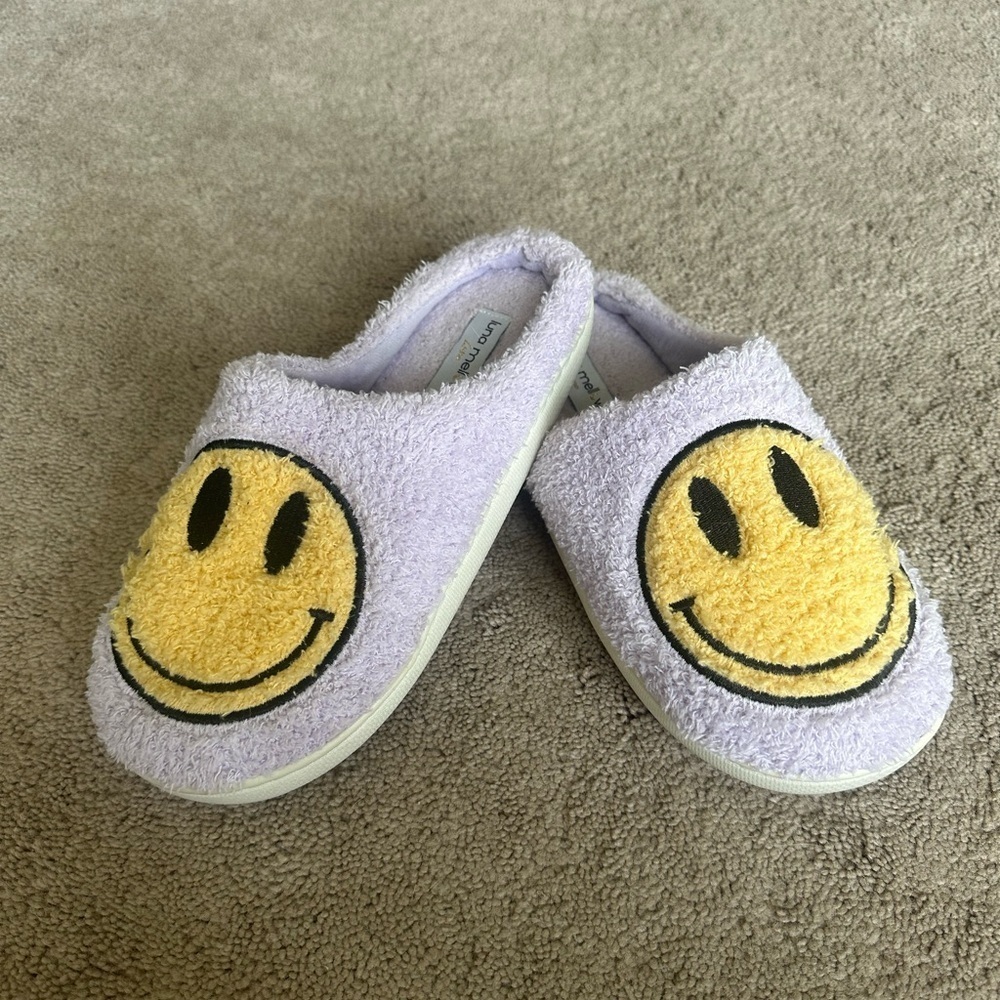 Women’s Smiley face purple slippers house shoes 5/6